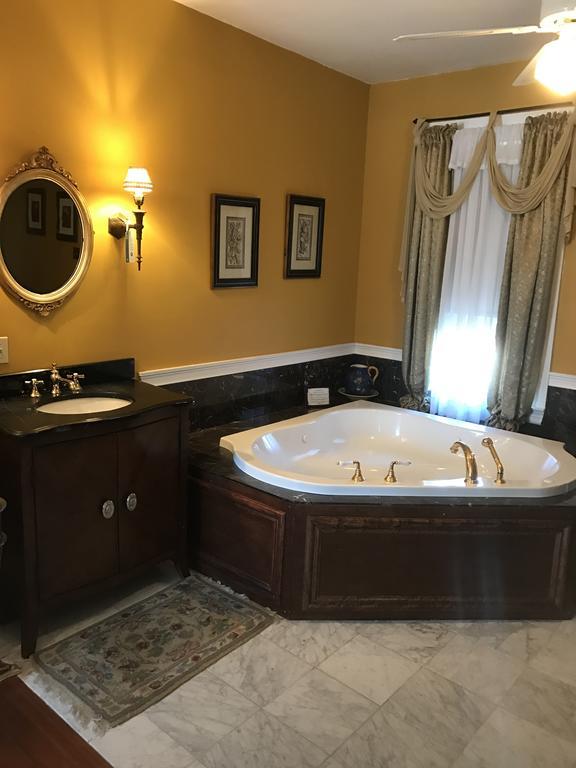 Edgewood Manor Inn Bed And Breakfast Провиденс Экстерьер фото